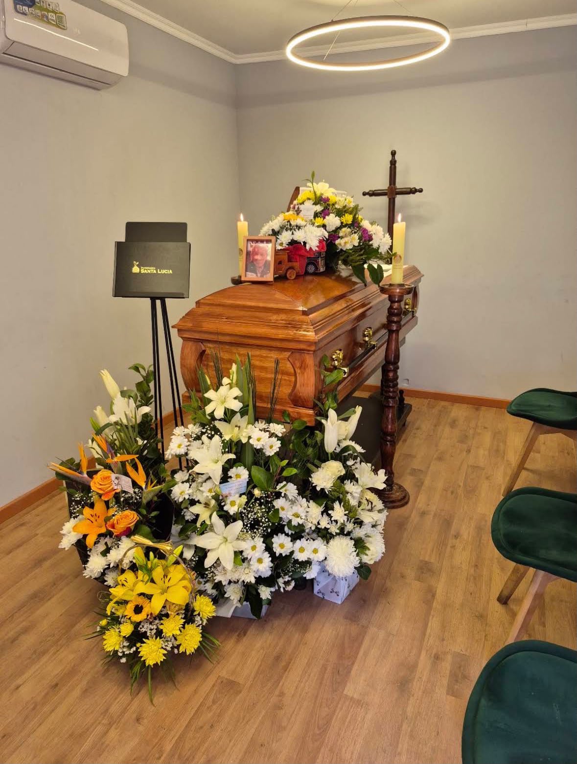 Sala velatoria de Funeraria Santa Lucía con ofrendas florales